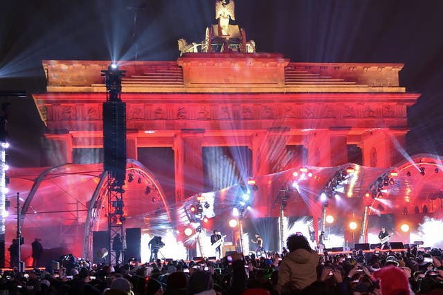 People attend the  Year's Eve party by the Brandenburg Gate in Berlin, Germany, 31 December 2016.