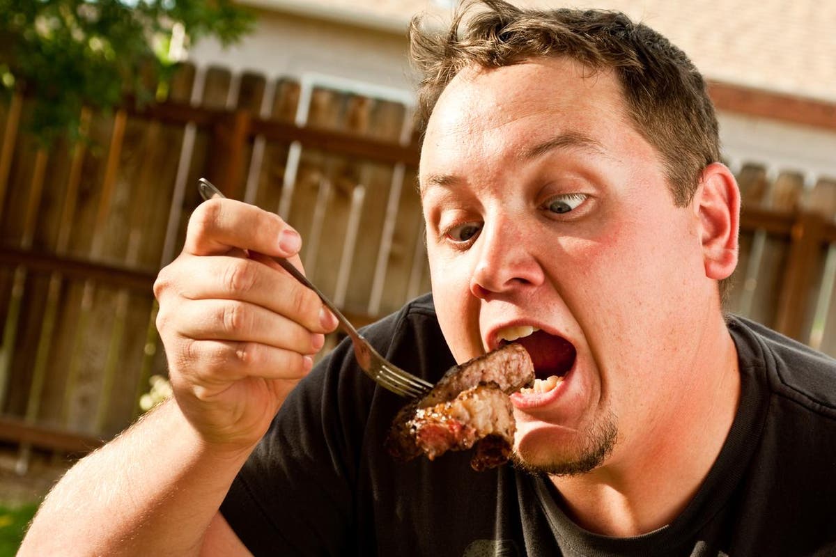 Сколько человек едят мясо. Мужчина ест. Человек кушает.