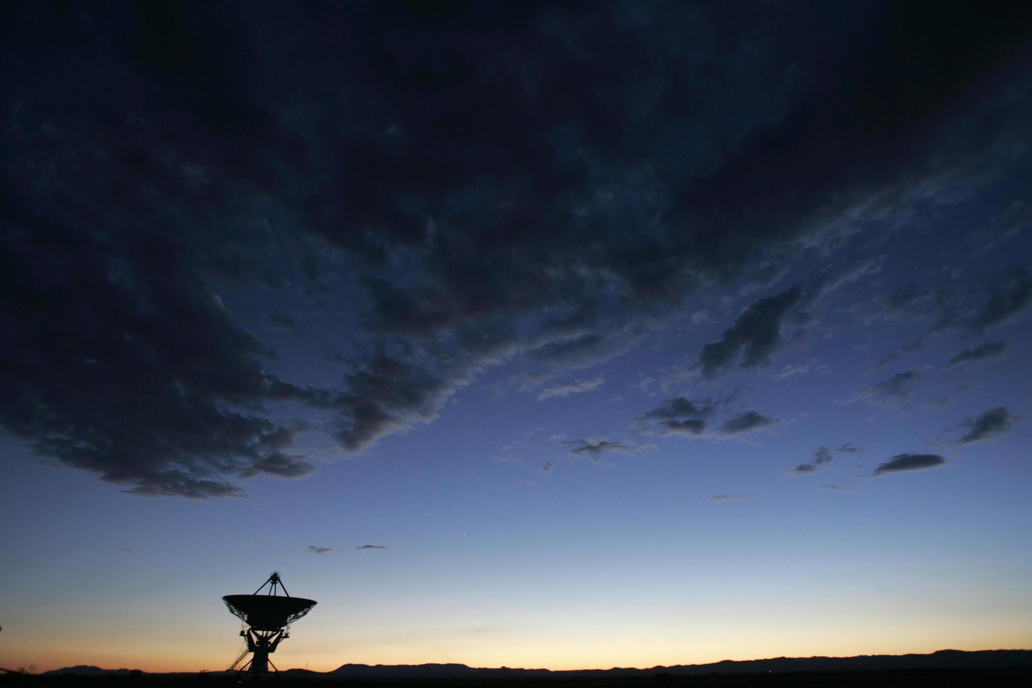 Dusk falls 05 July 2005 over the Very Large Array (VLA), one of the world's premier astronomical radio observatories, on the Plains of San Agustin 50 miles west of Socorro, New Mexico