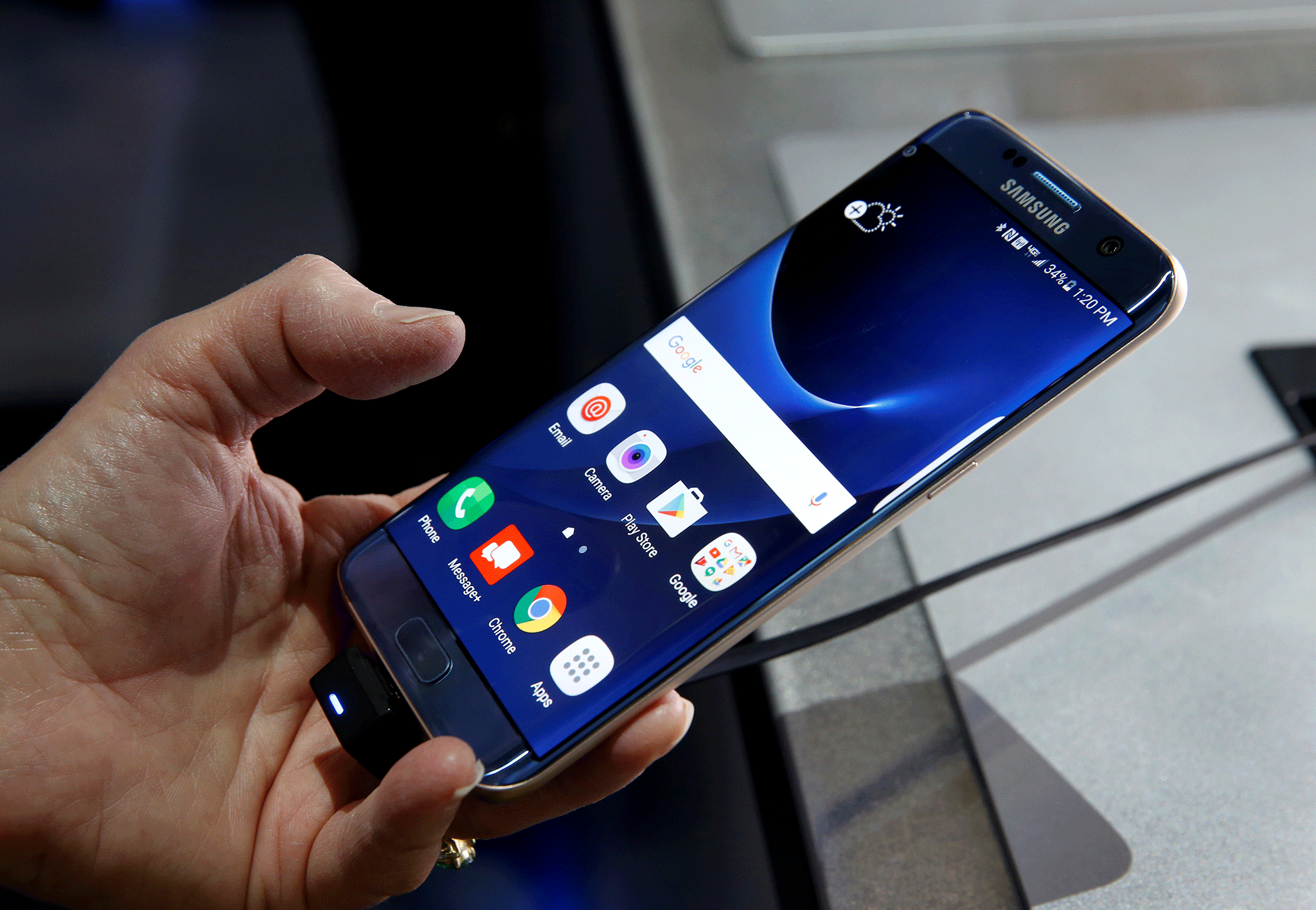 The world's biggest smartphone maker says it has enough cash to deal with the Note 7 problems