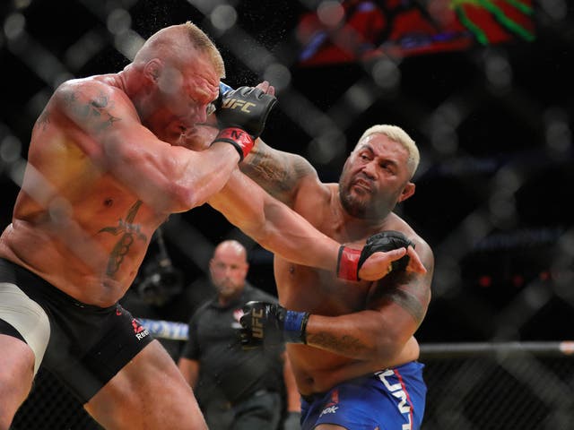 Hunt (r) lost the UFC 200 fight by unanimous decision