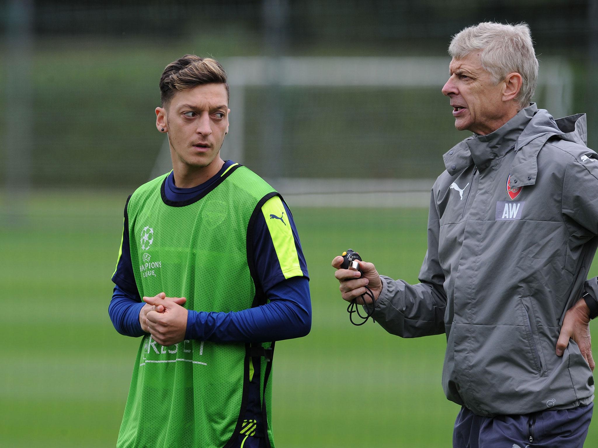 Arsene Wenger has played down the importance of his own future on Mesut Özil's contract negotiations