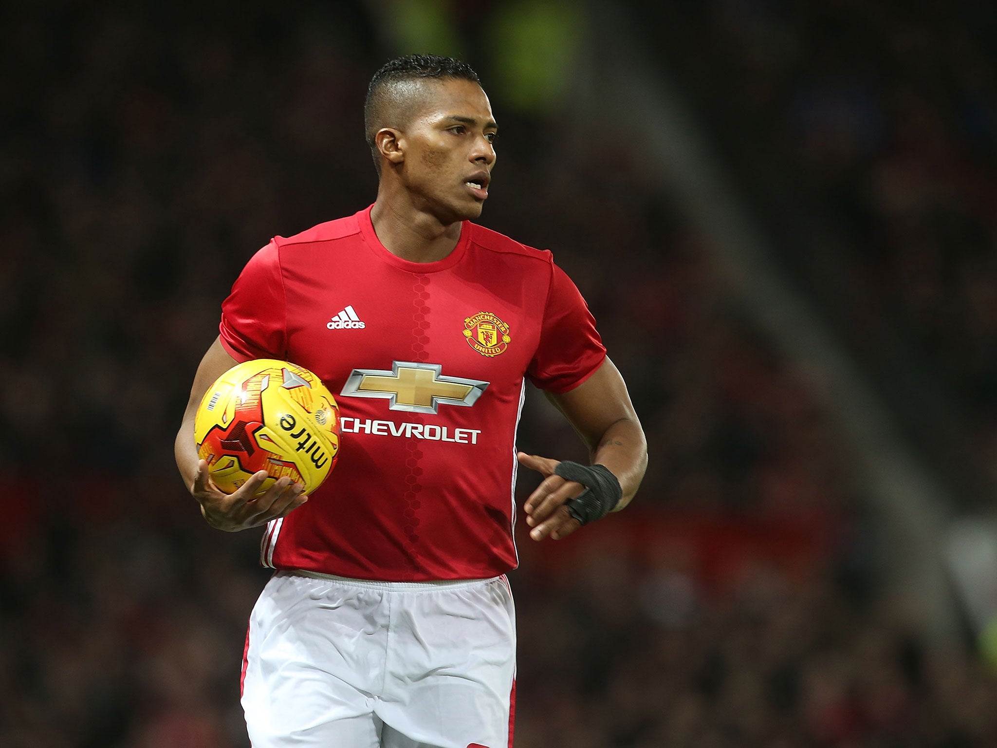 Antonio Valencia has extended his Manchester United contract by an additional year until 2018