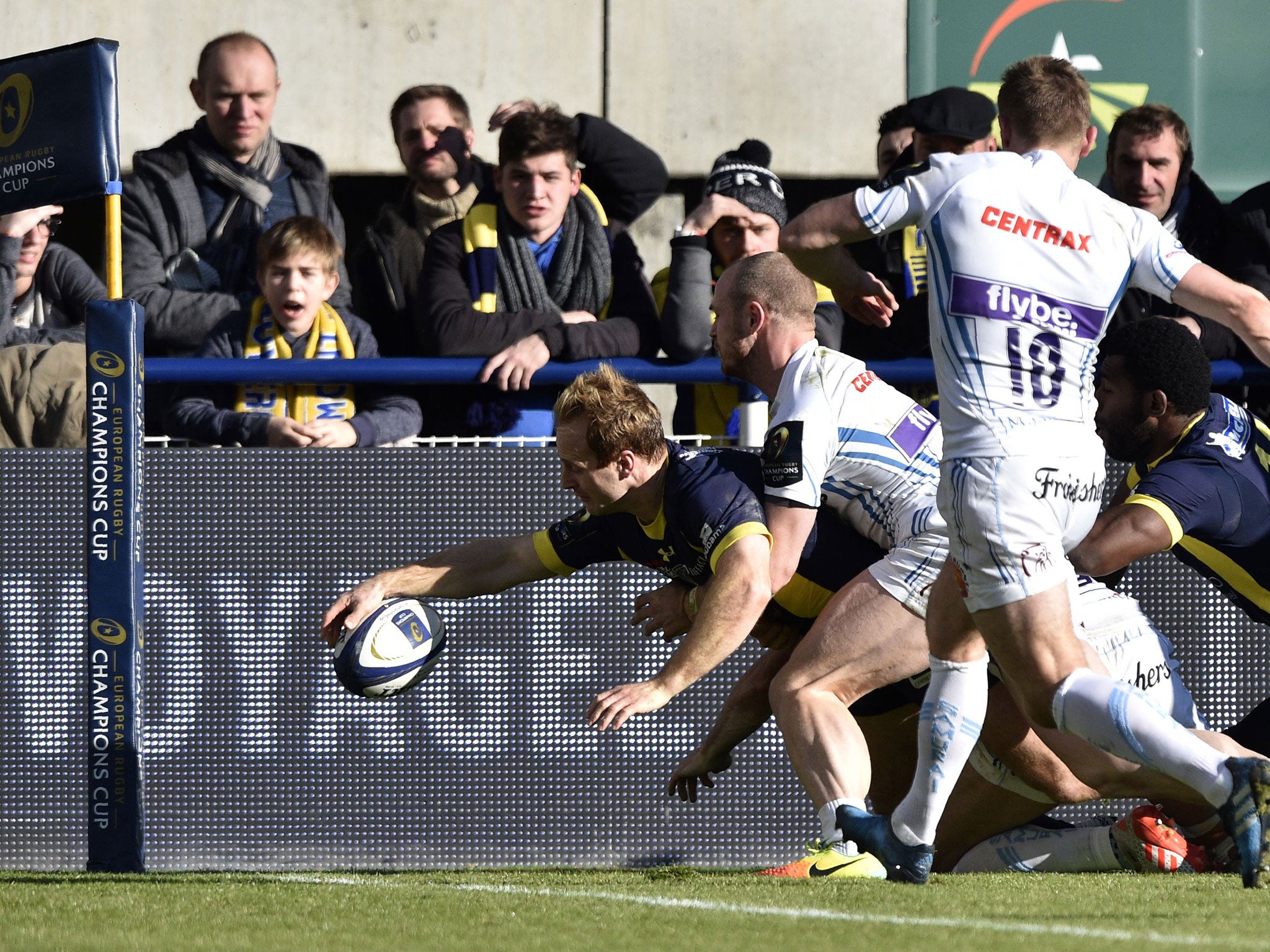 Nick Abendanon reaches out to score a try against Exeter