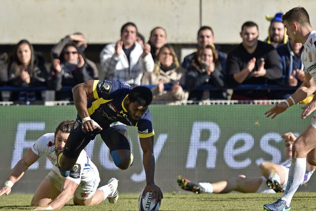 Noa Nakaitaci touches the ball down for a try for Clermont