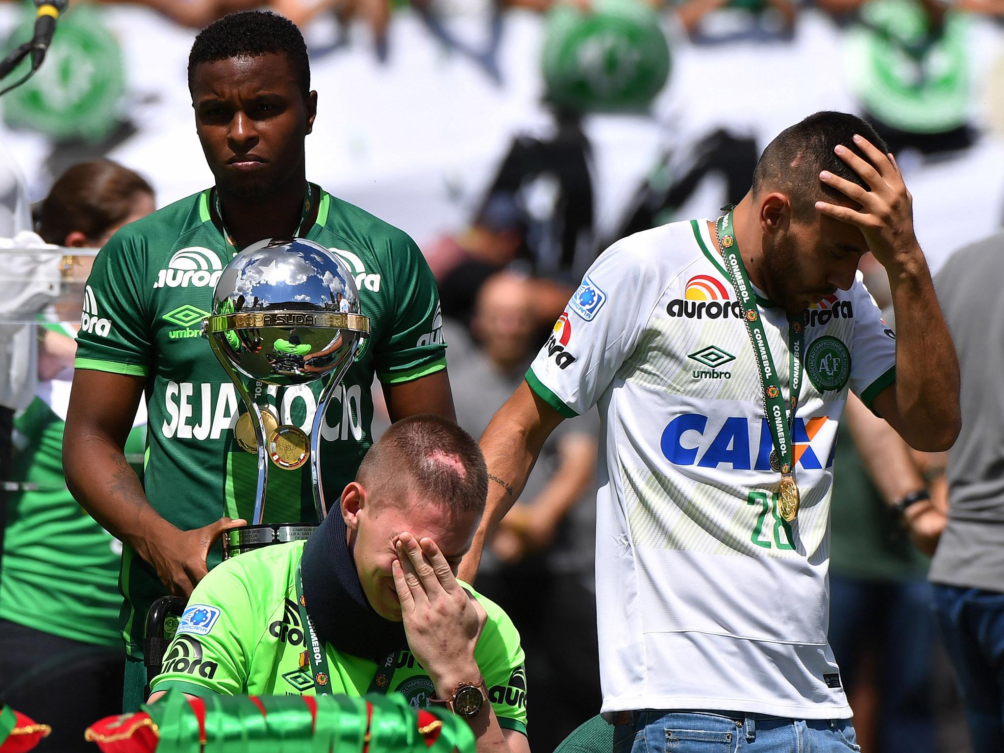 Three surviving players were presented with the Copa Sudamericana trophy
