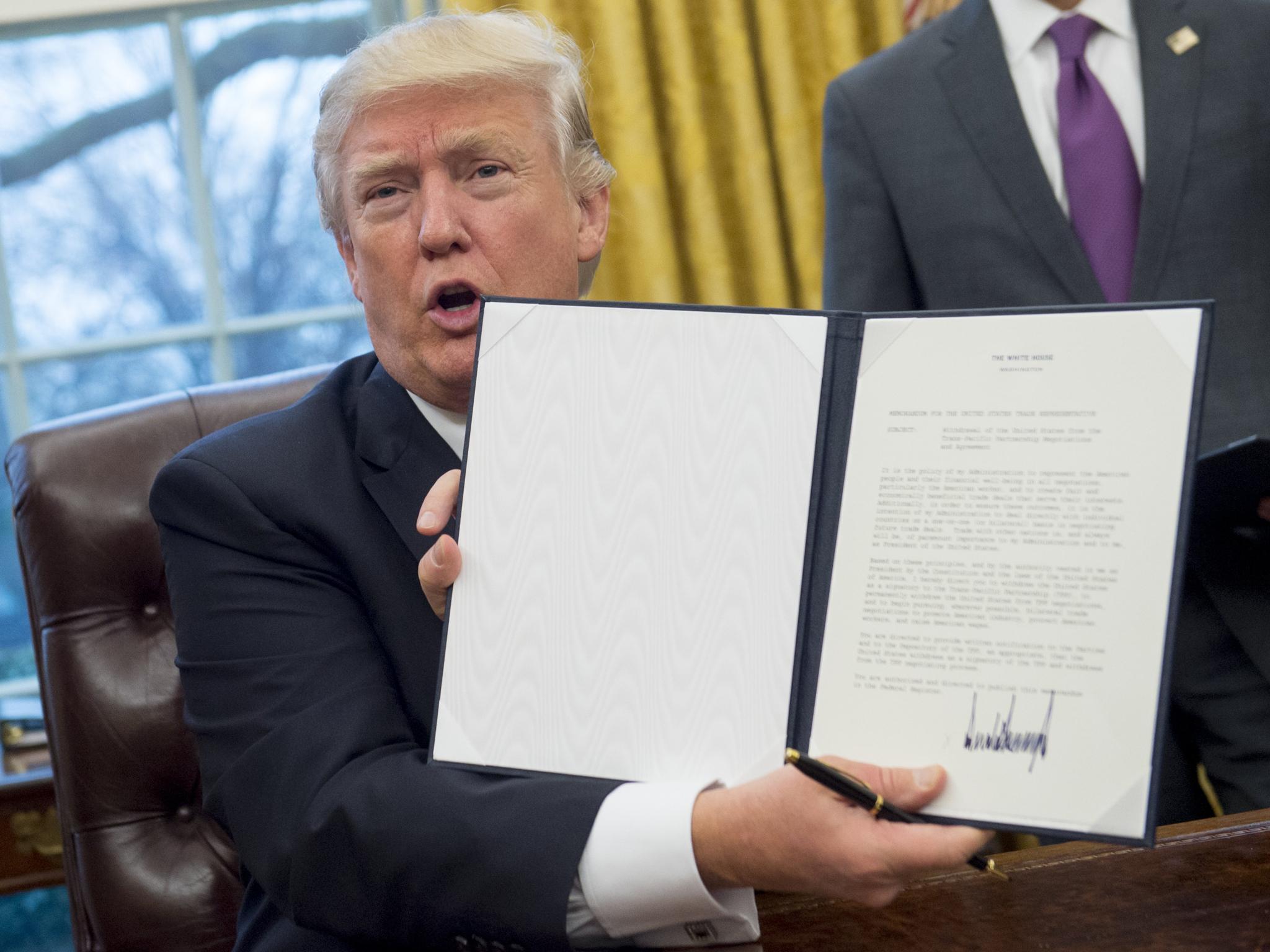 Trump holds up executive order withdrawing US from TPP