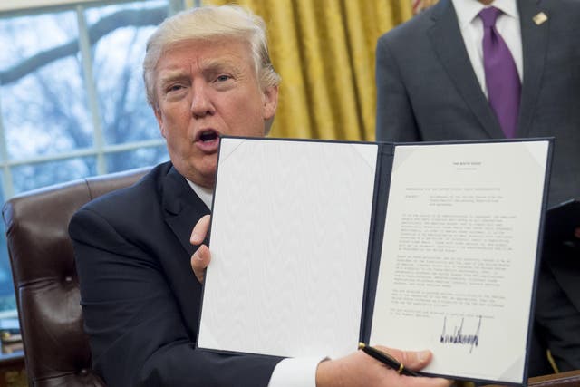 Trump holds up executive order withdrawing US from TPP