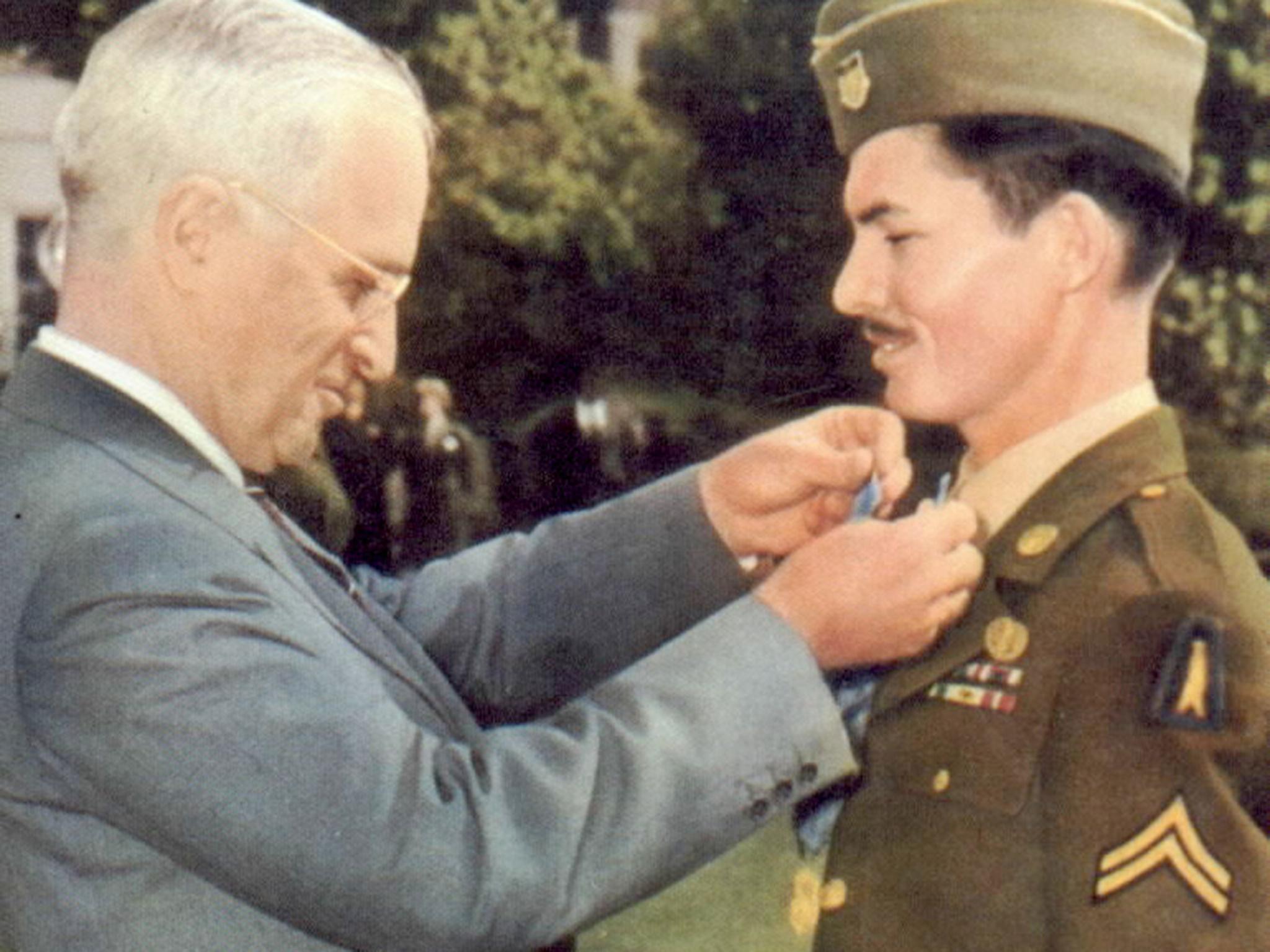 Corporal Doss receiving the Medal of Honour from President Harry S Truman on 12 October 1945