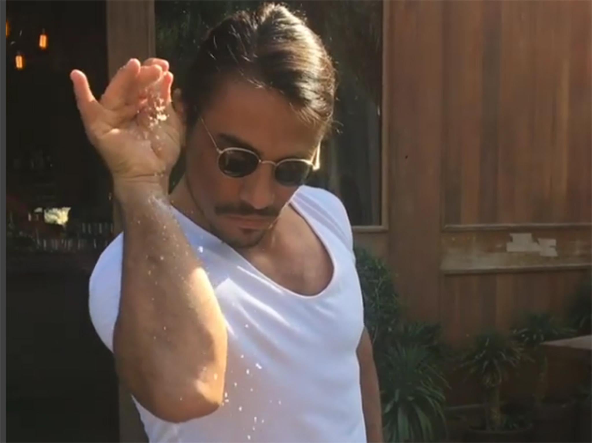 Nusret Gökçe salting his steak