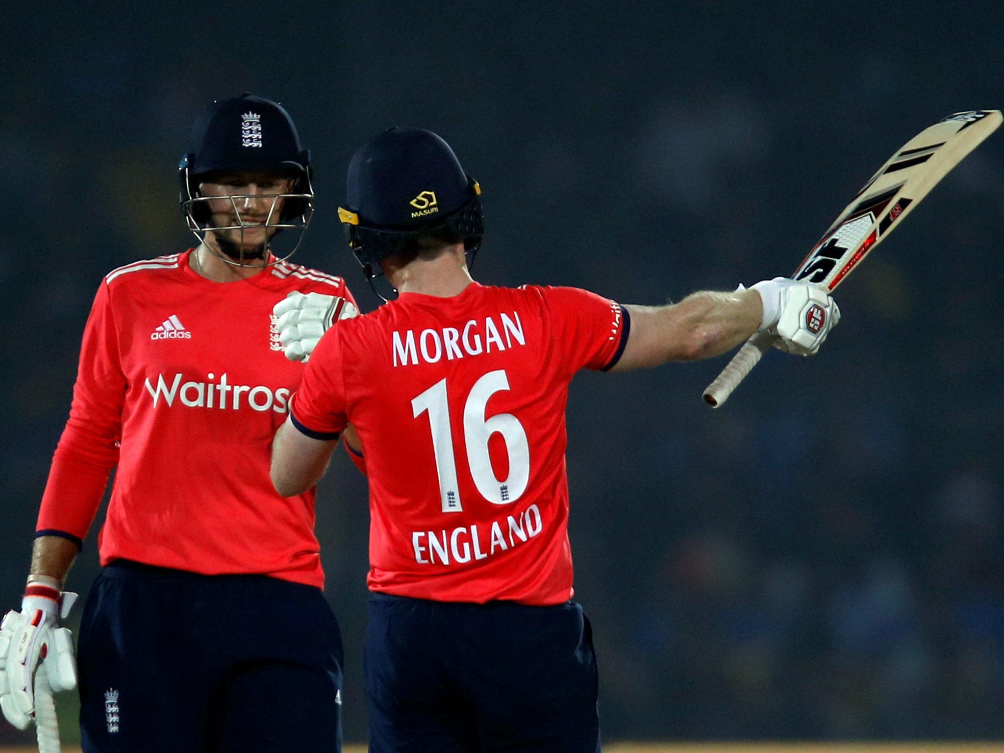 &#13;
England captain Eoin Morgan (R) is one of those joining Roy in India &#13;