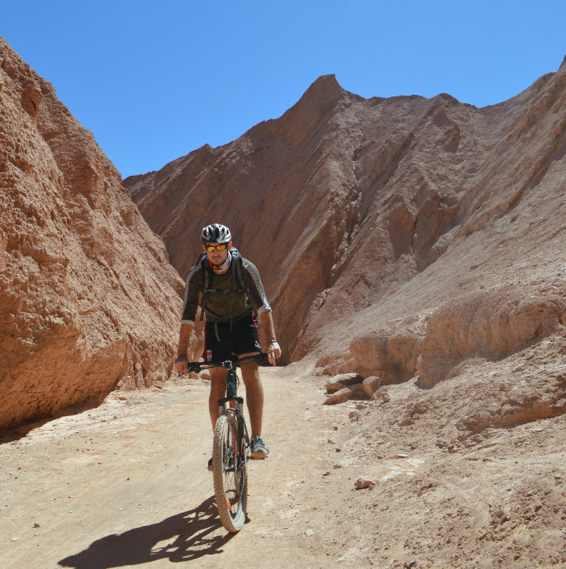 Mountainbiking under a clear blue sky in Devil's Canyon