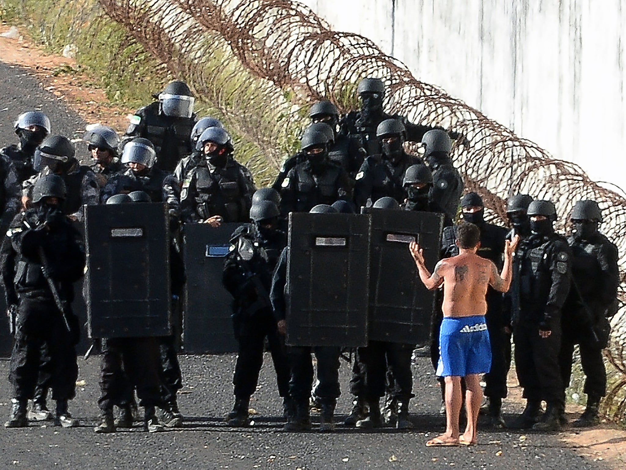 &#13;
Riot police group negotiate with an inmate's delegate during a rebellion at the Alcacuz Penitentiary Center near Natal, Rio Grande do Norte state &#13;