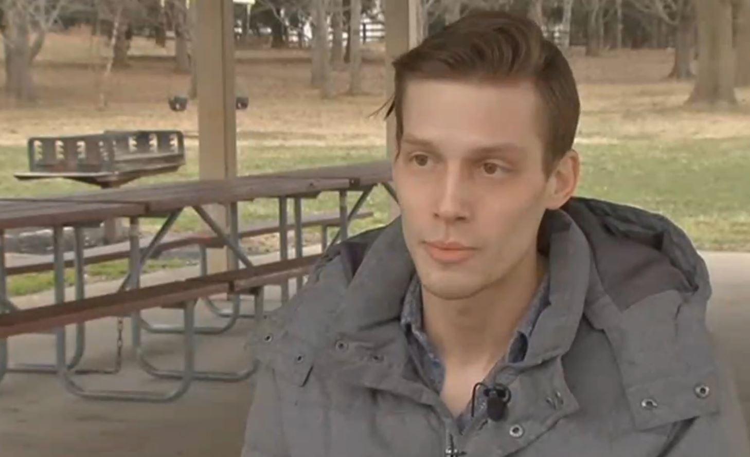 Women Told Gay Waiter They Don T Tip F S In Homophobic Note