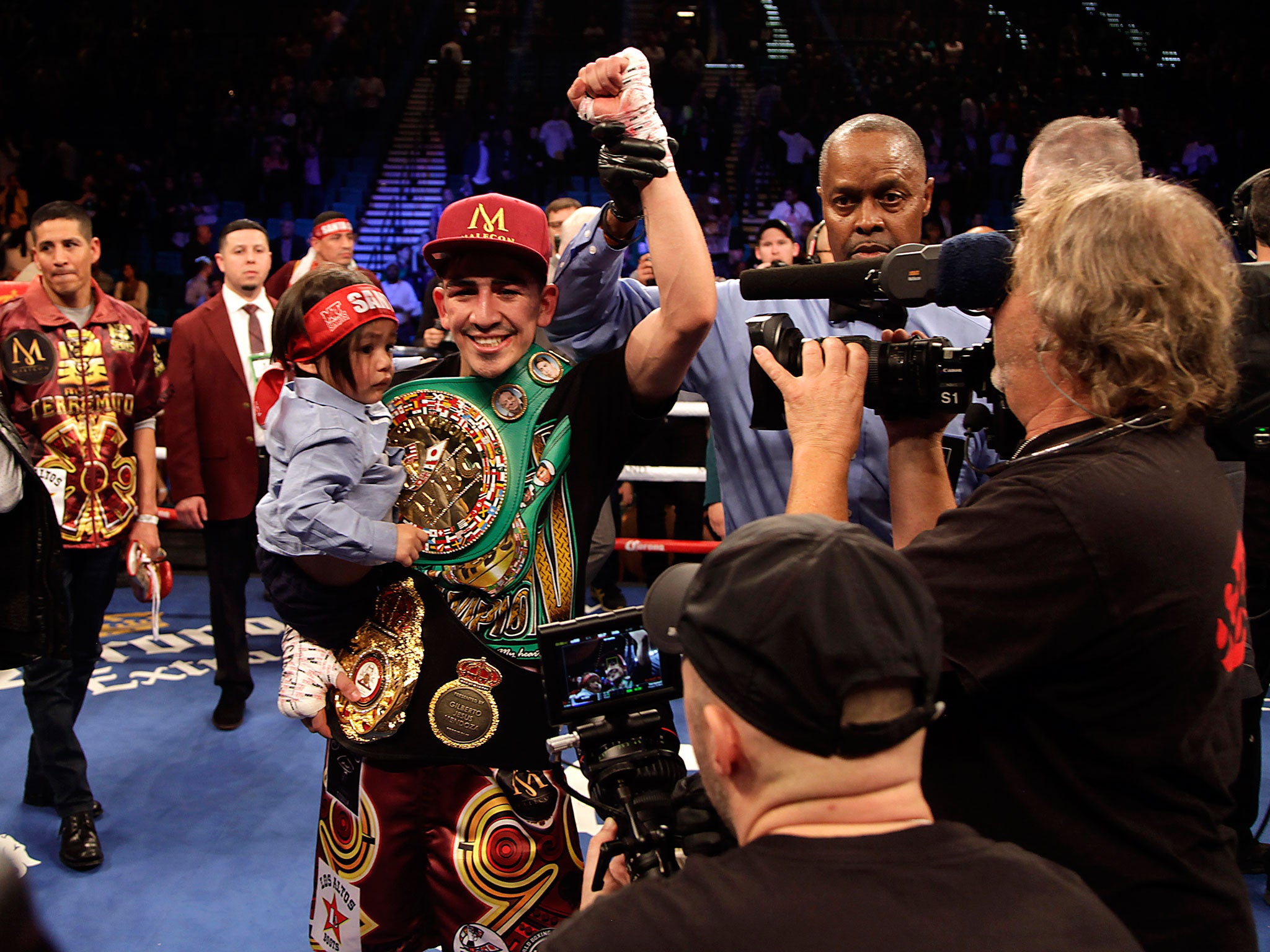 Leo Santa Cruz celebrates after being awarded victory