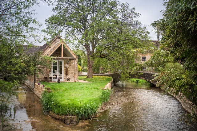 Stay on your own private tiny island in the Cotswolds at dog-friendly Filly Island