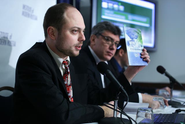 Vladimir Kara-Murza (L) alongside Russian opposition leader and former Deputy Prime Minister Boris Nemtsov