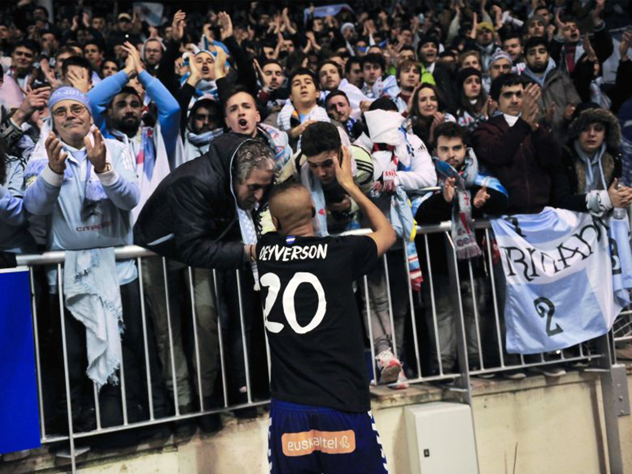 Deyverson Silva consoles Celta Vigo fans after Alaves' semi-final victory