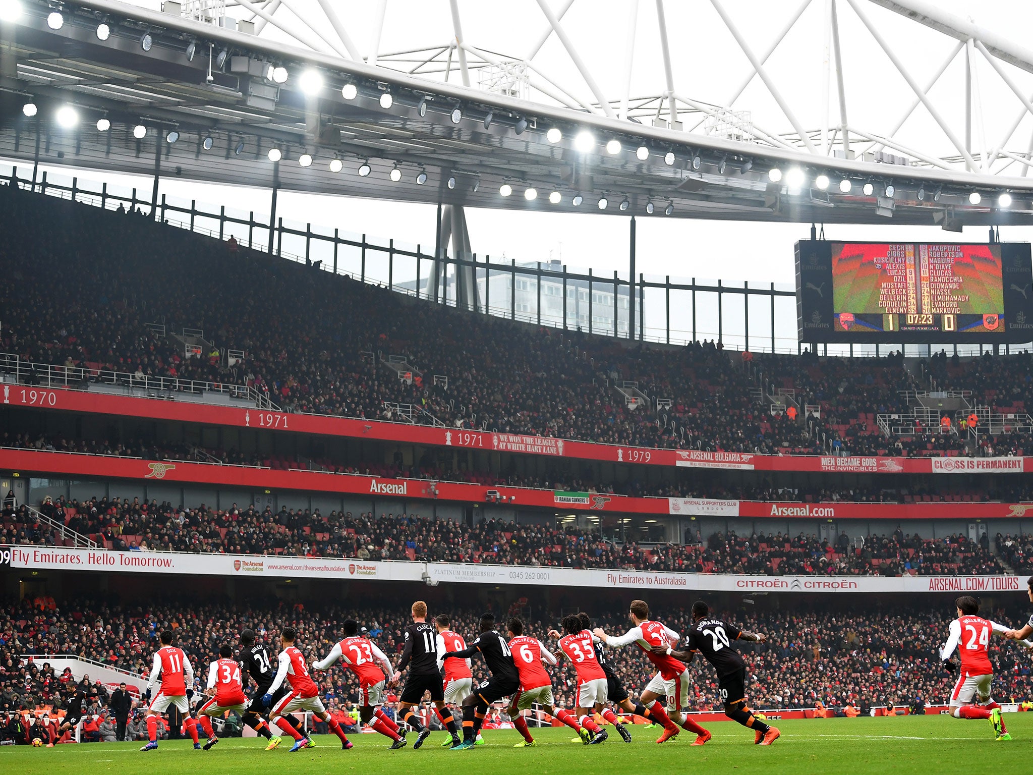 Arsenal prepare to defend a Hull free-kick from the right