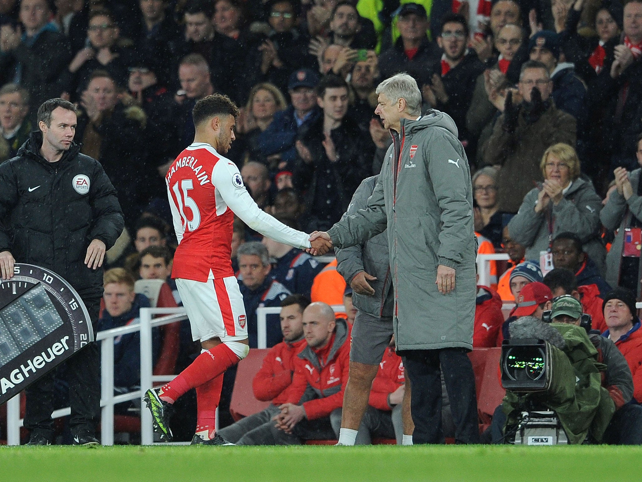 Alex Oxlade-Chamberlain and Arsene Wenger together during Arsenal's game against Stoke