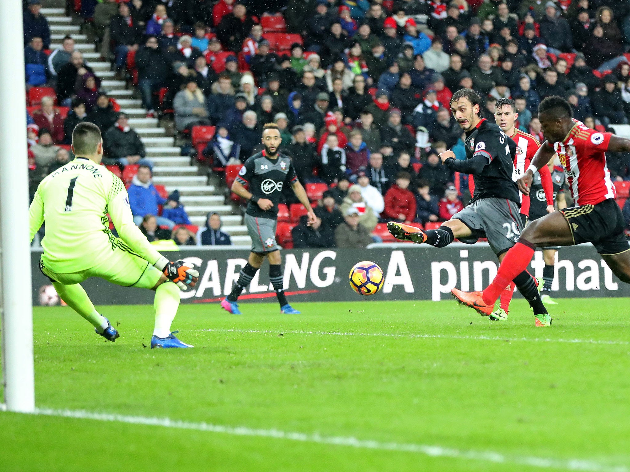 Sunderland suffered a heavy 4-0 defeat by Southampton