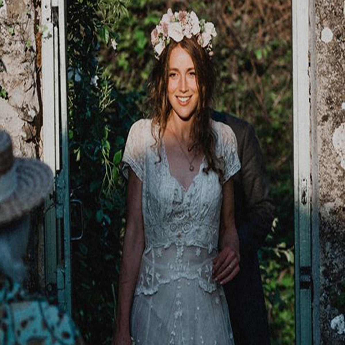 https://static.independent.co.uk/s3fs-public/thumbnails/image/2017/02/11/21/tess-newall-wedding-dress.jpg?width=1200&height=1200&fit=crop