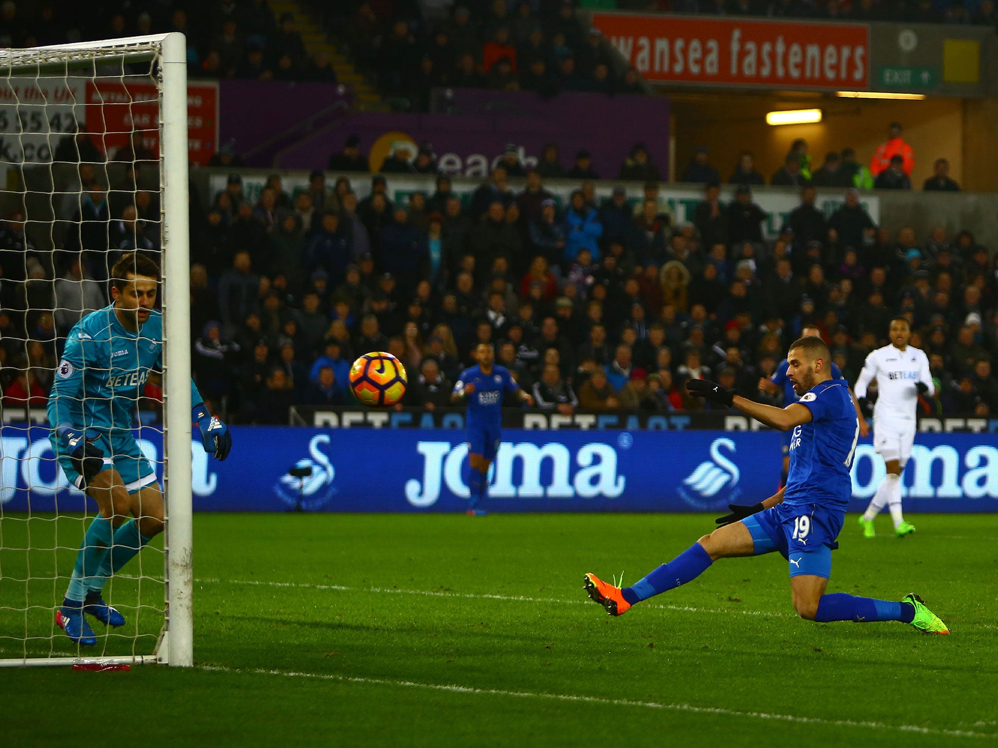 Islam Slimani misses a late chance for Leicester