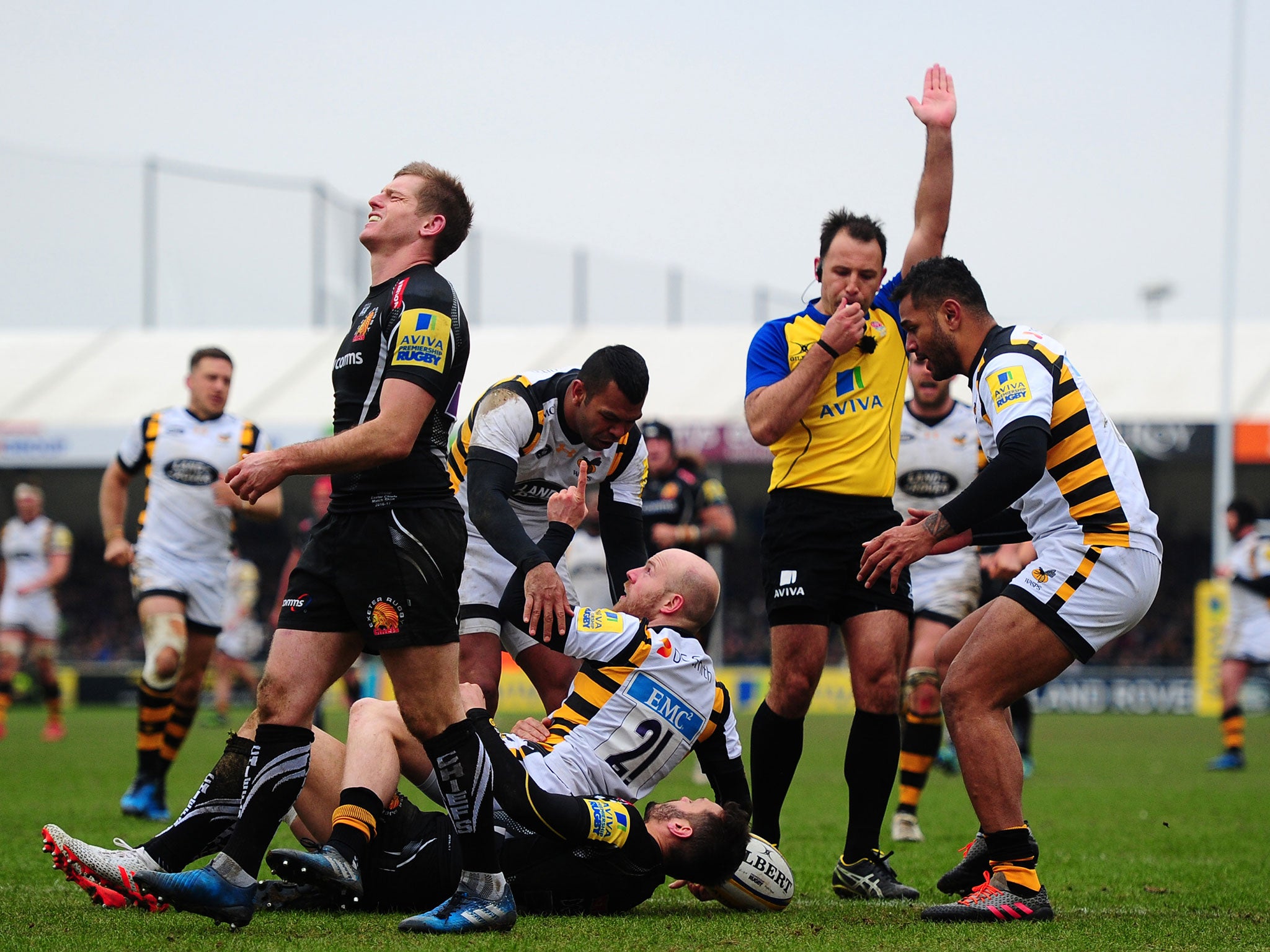 Joe Simpson scores a try to level the scores