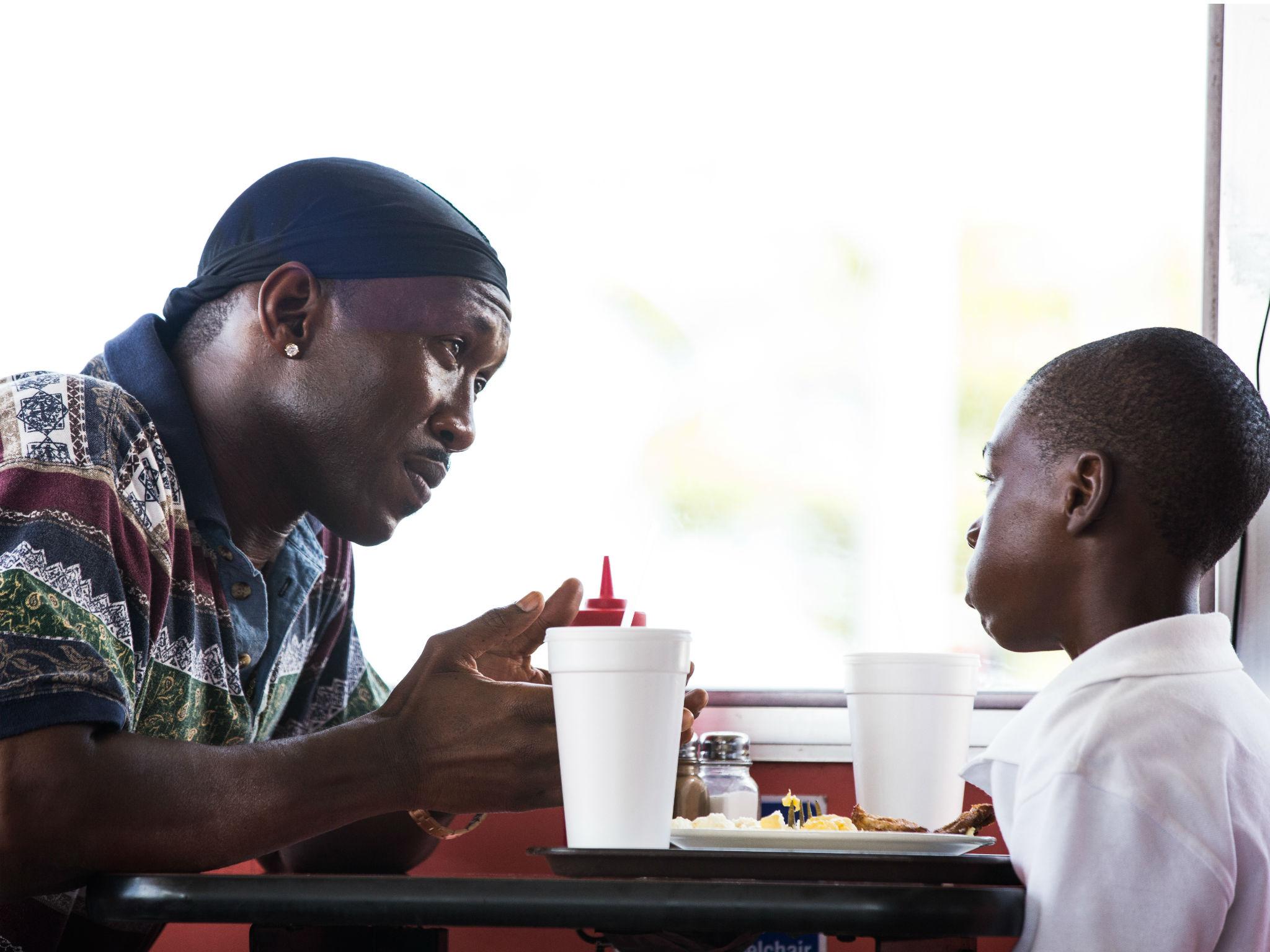 The drug dealer Juan (Mahershala Ali) and little Chiron (Alex Hibbert)