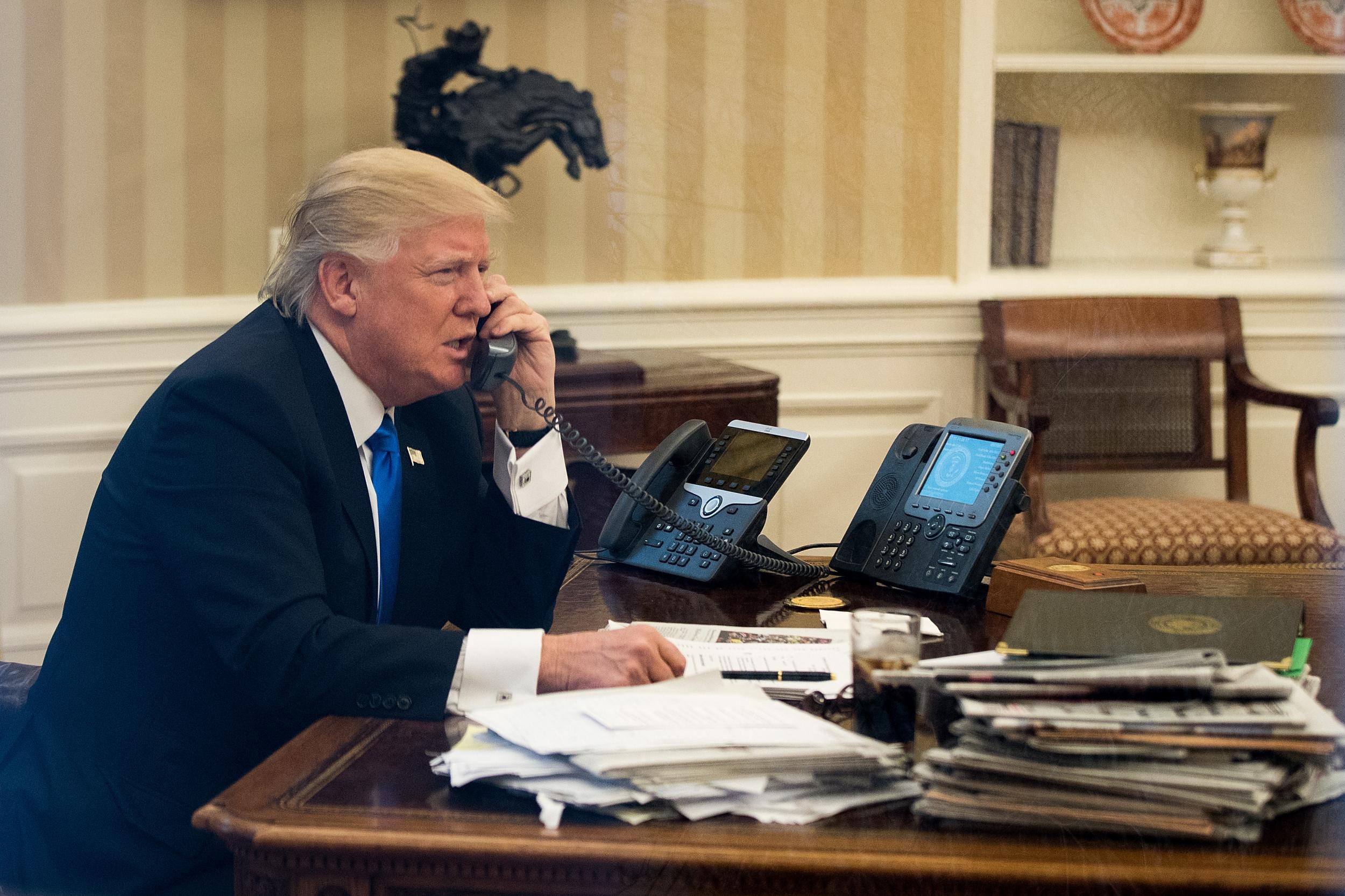 What Donald Trump S Messy Desk Says About Him According To