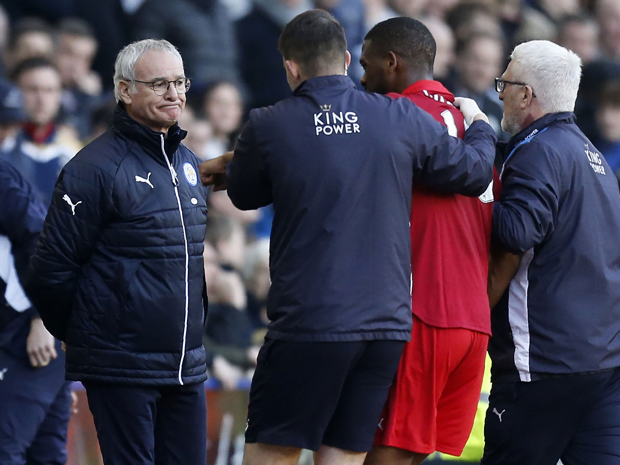 Claudio Ranieri looks on as Molla Wague leaves the pitch with an injury