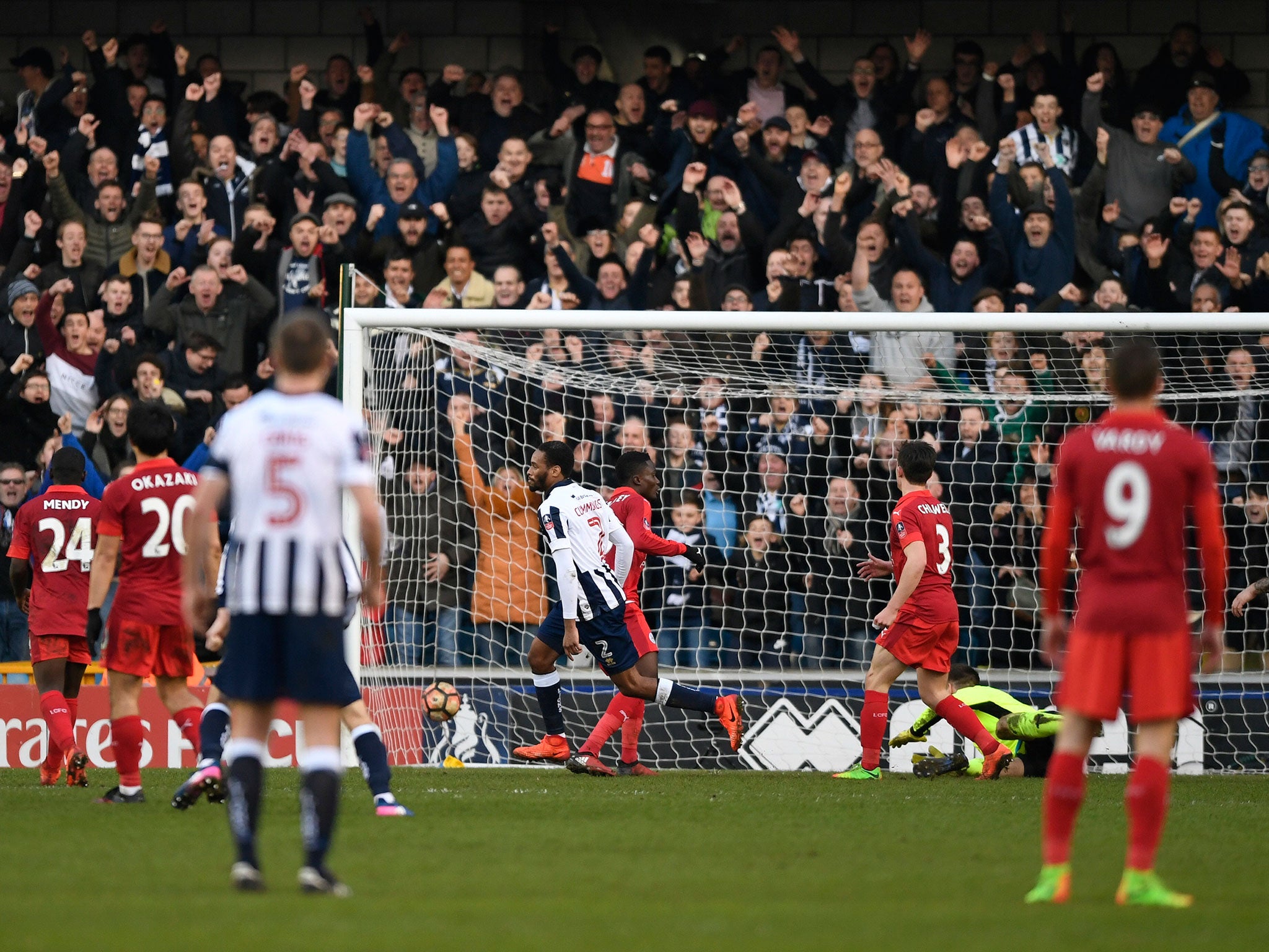 Shaun Cummings' injury-time goal was enough to book Millwall a spot in the quarter-finals