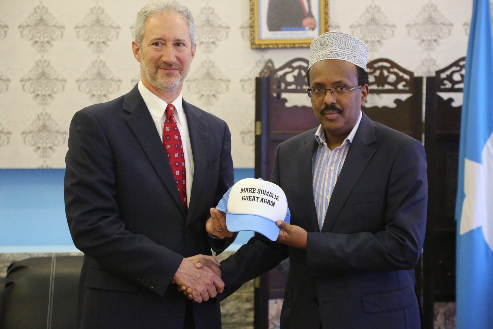Ambassador Stephen Schwartz hands over the cap to the newly elected Somali President Mohamed Abdullahi, known as Farmajo