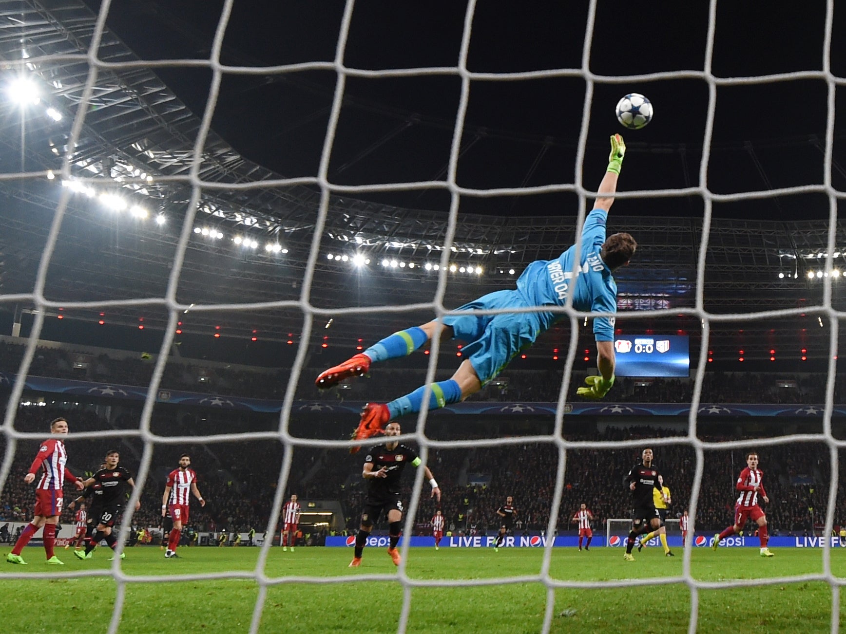 Niguez scores past Leno to give his team the lead