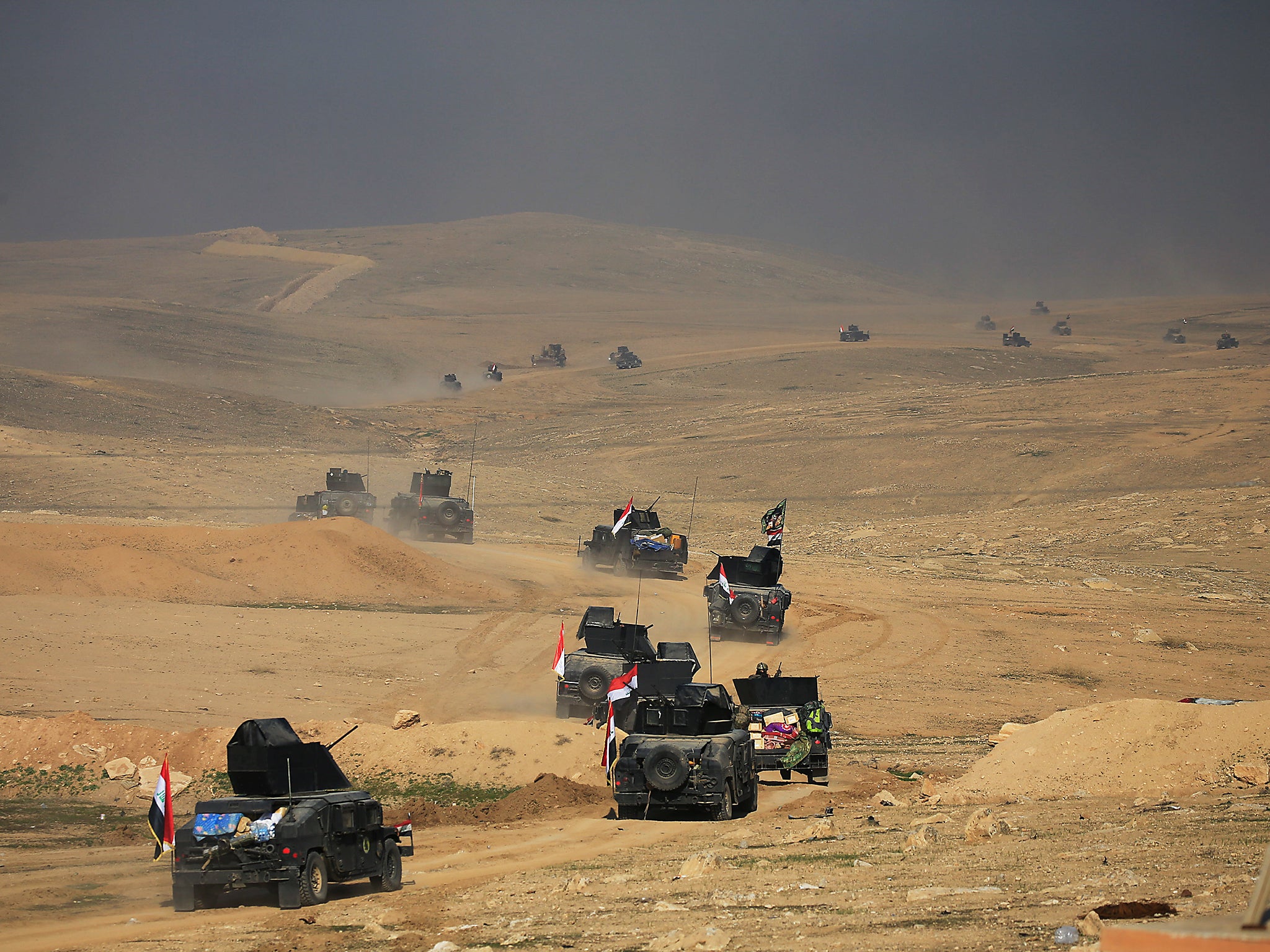 Counter-terrorism service (CTS) troops advance towards Ghazlani military complex, south of Mosul, Iraq