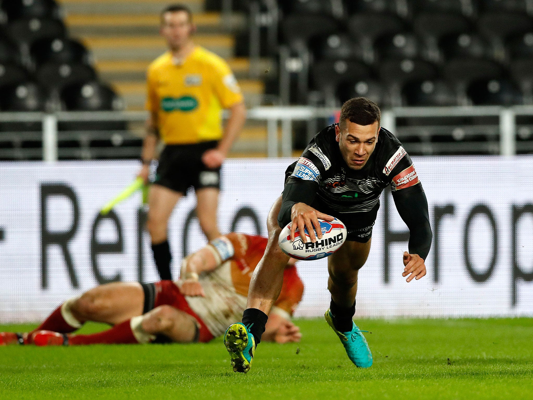 Carlos Tuimavave scores a try for Hull