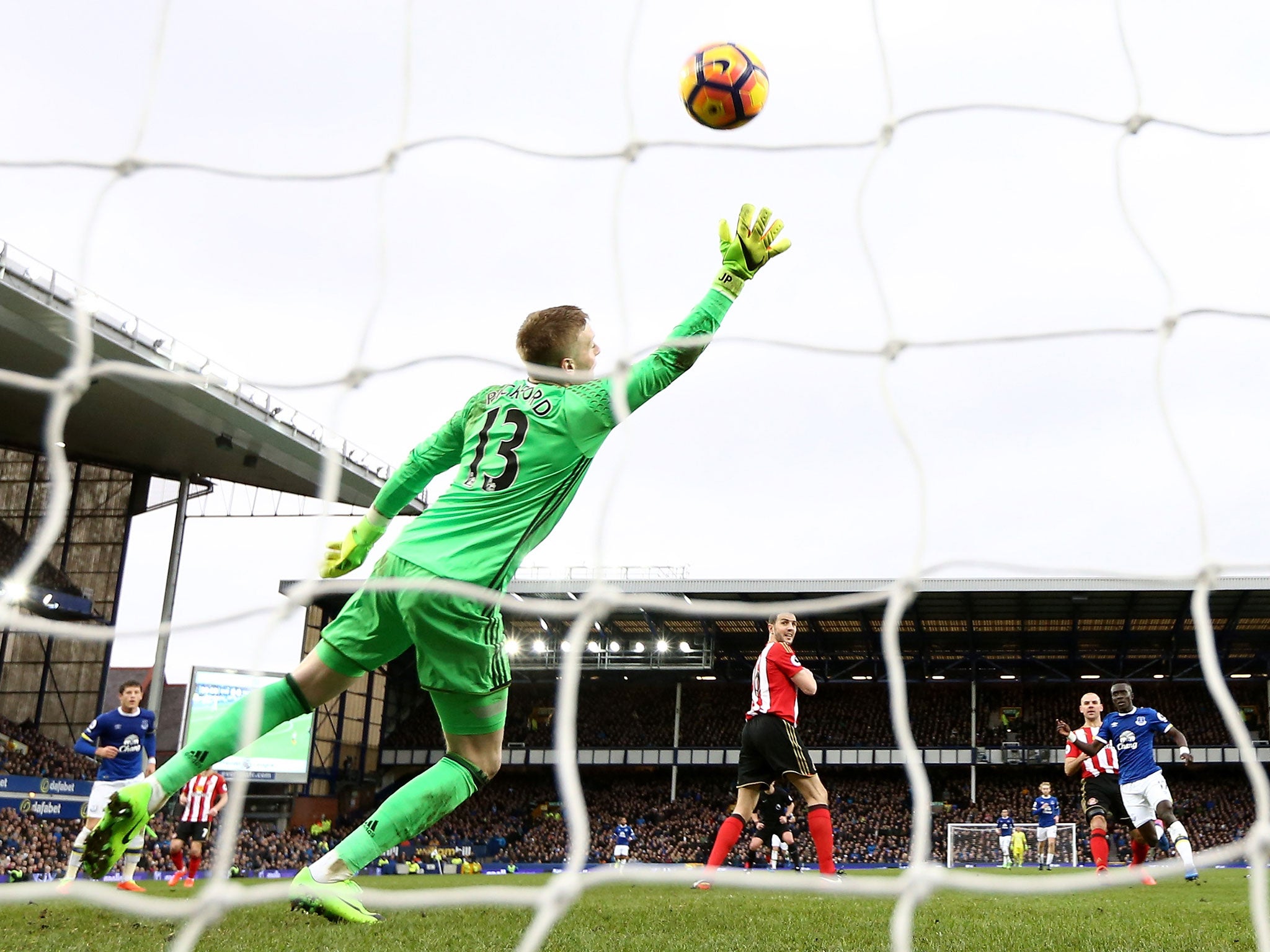 Idrissa Gueye beats Jason Pickford to put Everton ahead