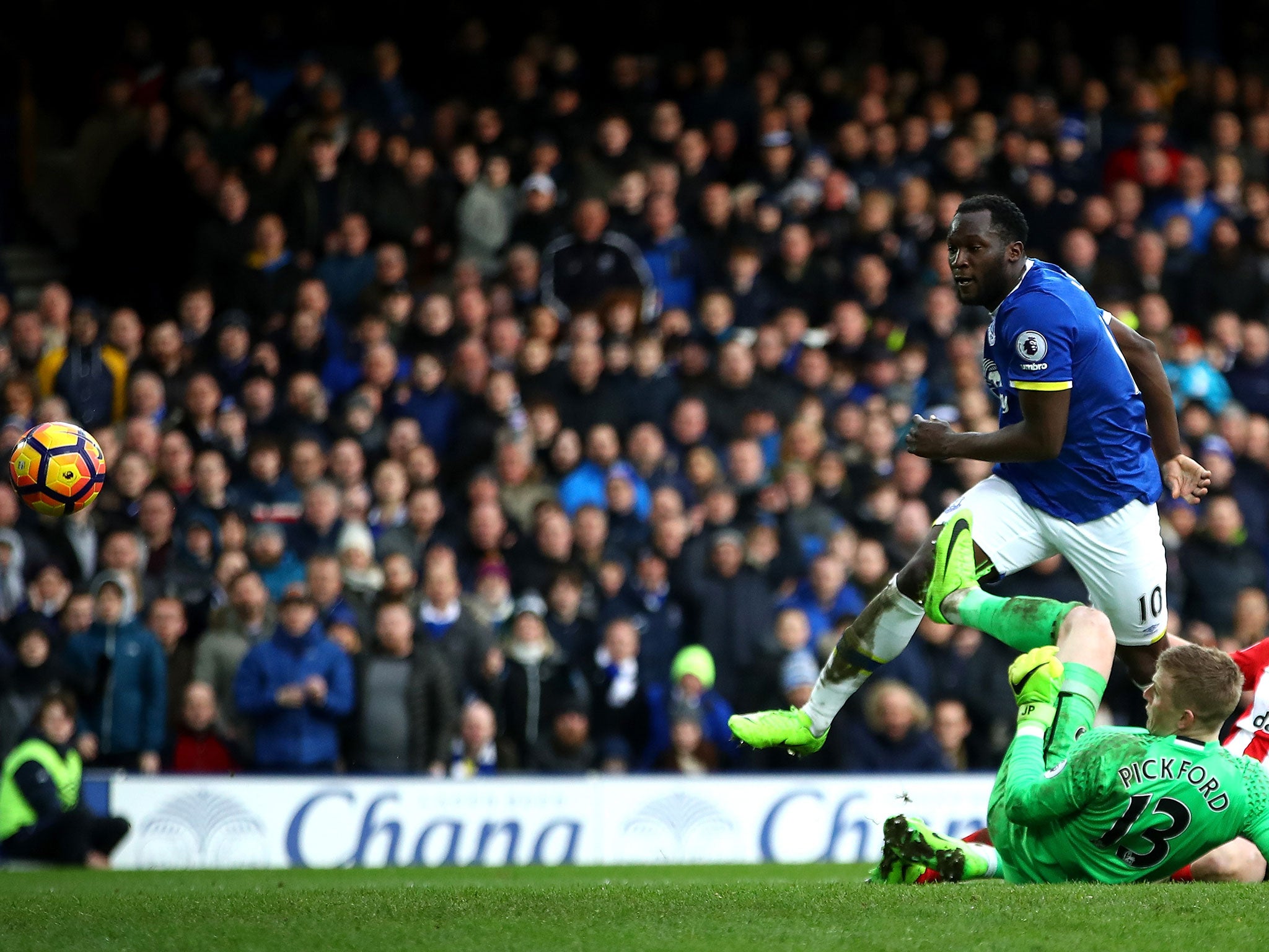 Romelu Lukaku gets his shot off to add Everton's second