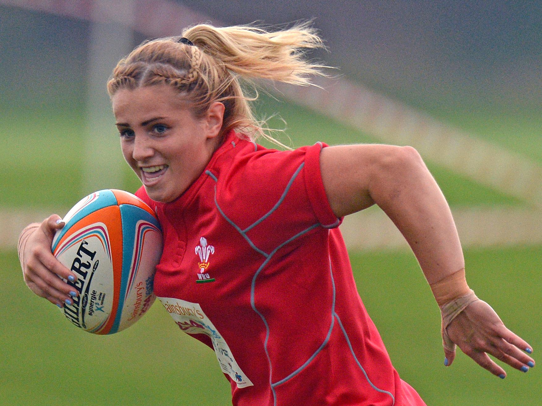 Elli Norkett about to score a try for Wales A