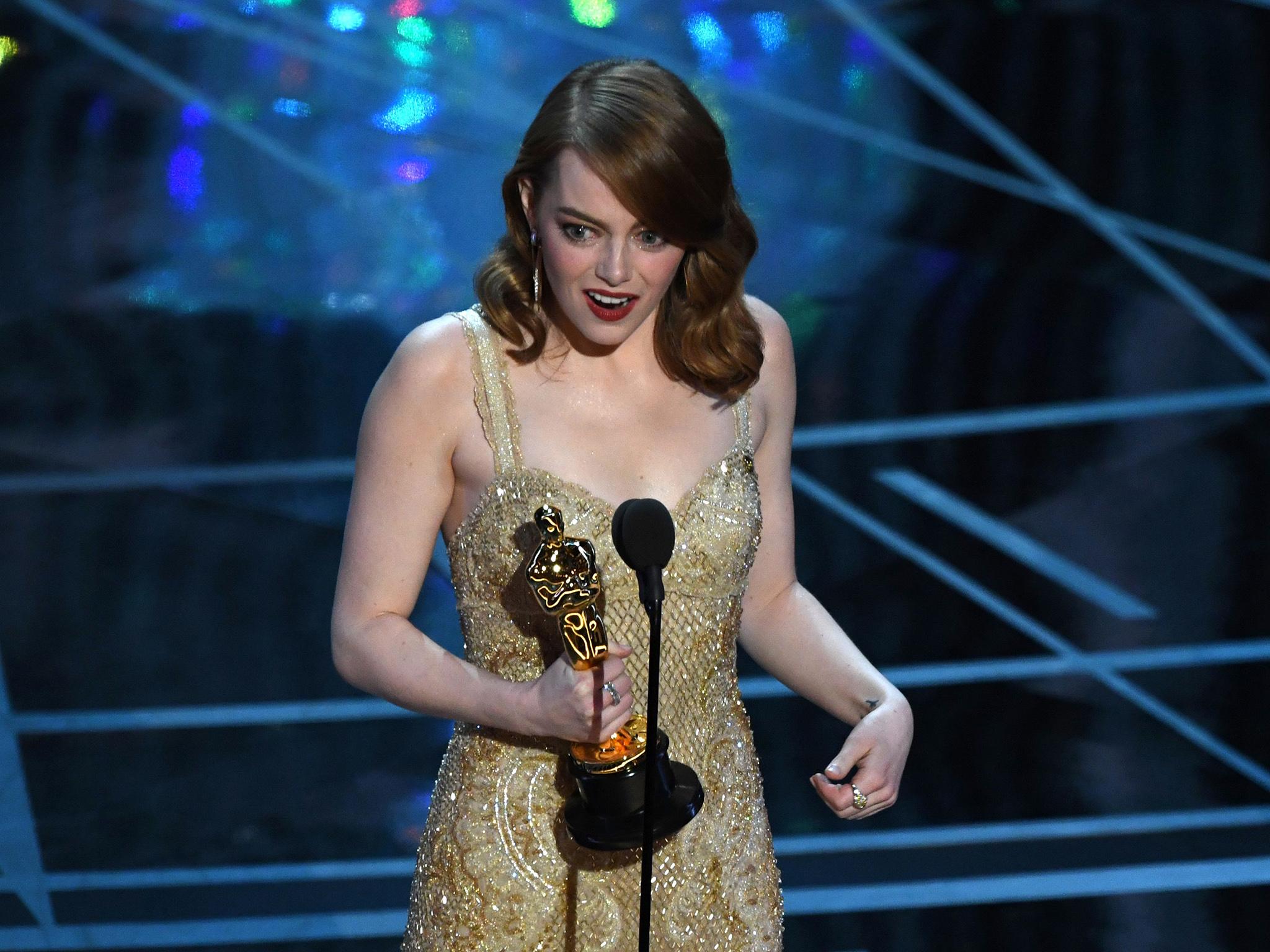 Emma Stone Reacts To Moonlight Beating La La Land At Oscars I Was Also Holding My Best Actress Card The Independent The Independent