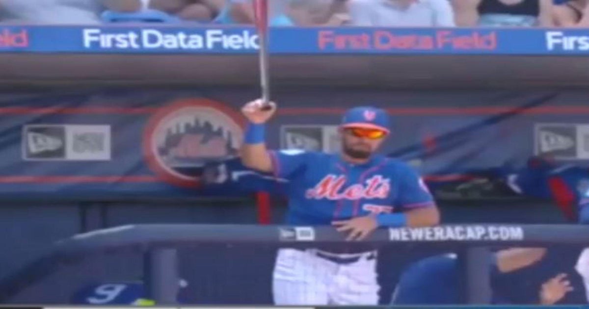 New York Mets' Luis Guillorme makes astonishing one-handed catch after  loose bat flies towards dugout, The Independent