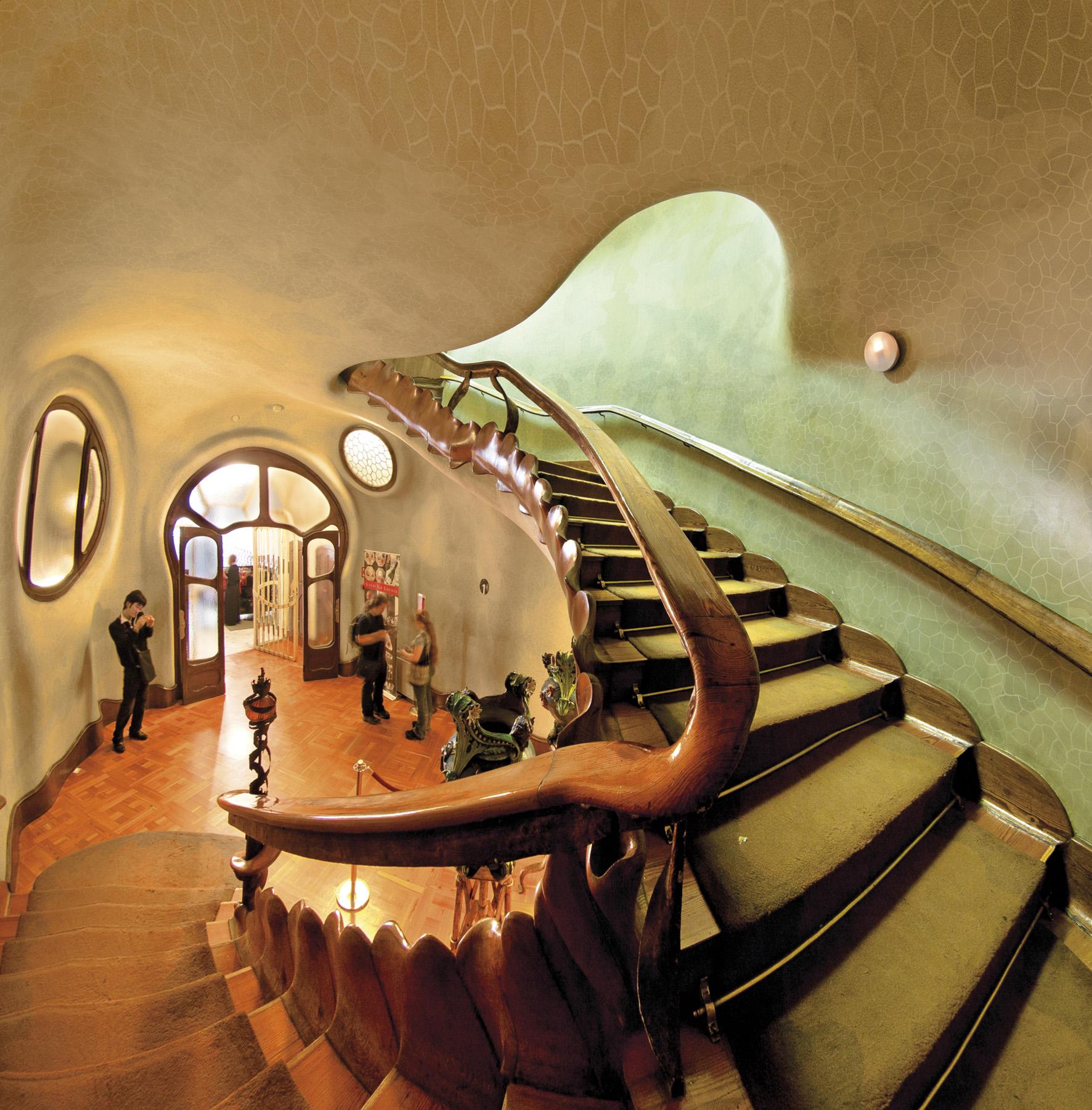 Like some mythical beast: the staircase at Casa Battlo