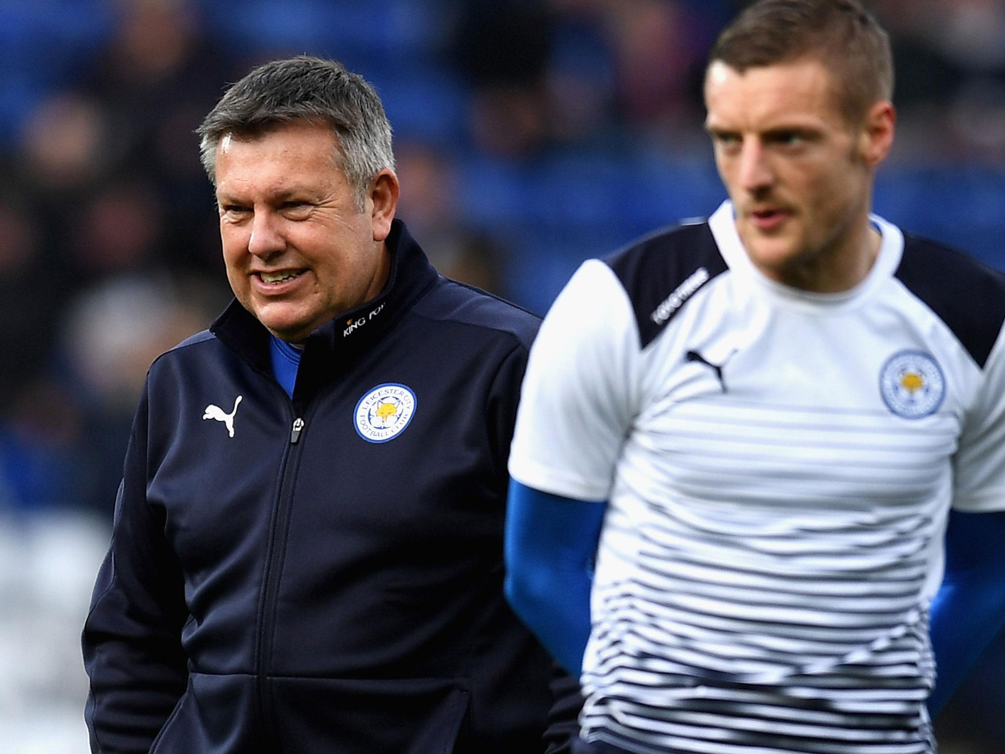 Craig Shakespeare watches Leicester City warm up ahead of Leicester vs Hull