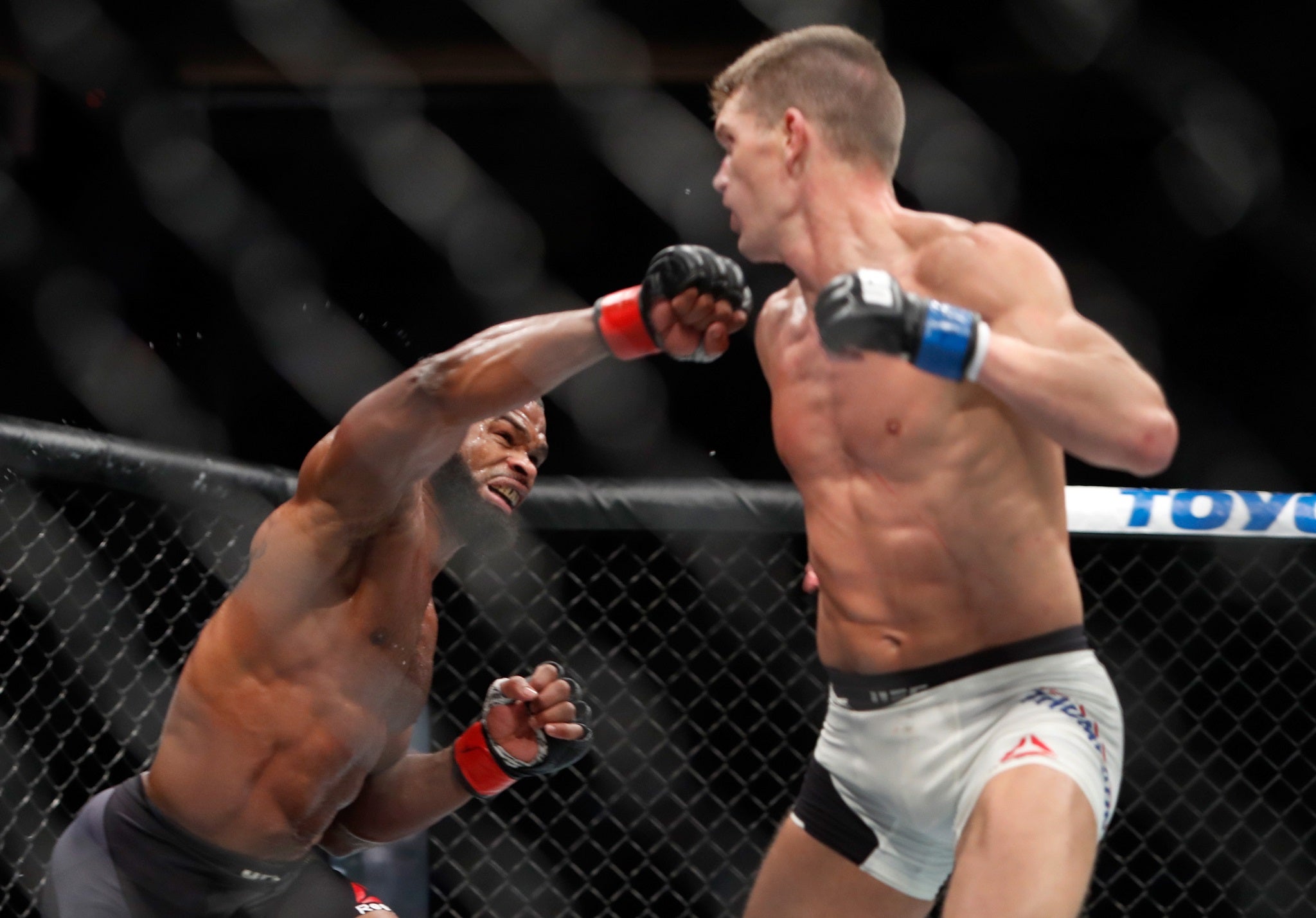 Tyron Woodley retained his UFC welterweight title against Stephen 'Wonderboy' Thompson