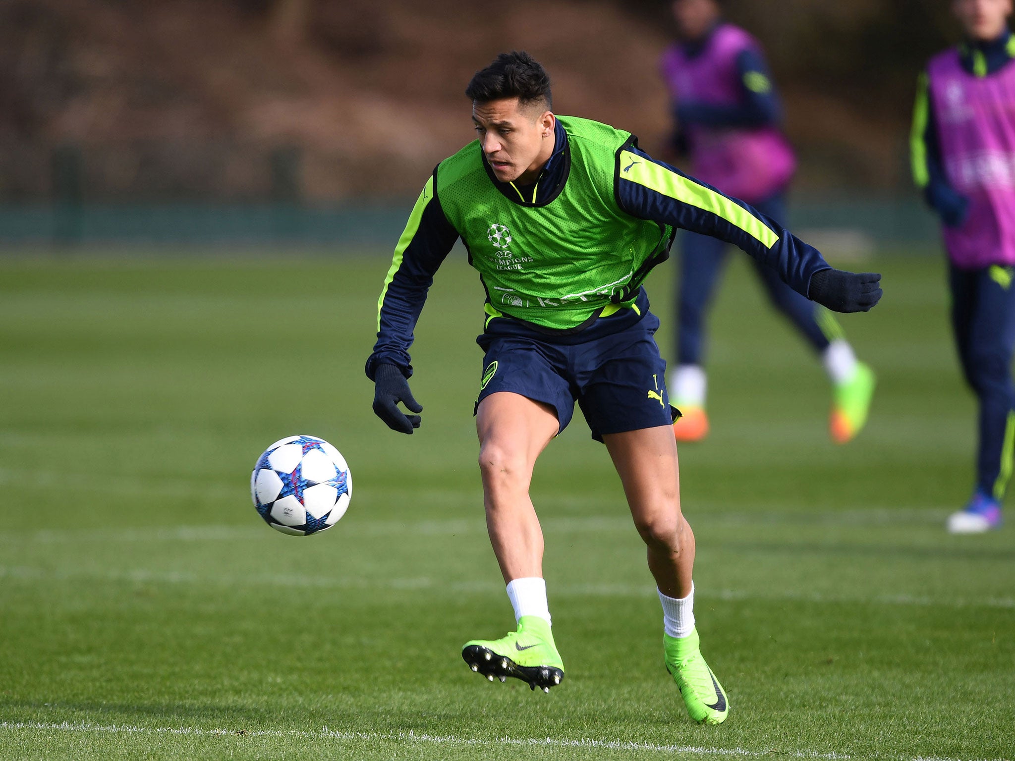 Sanchez in training ahead of Tuesday's Champions League clash with Bayern Munich