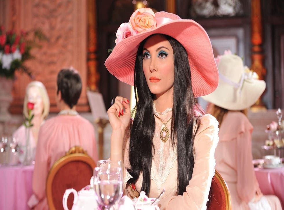 At times 'The Love Witch' teeters on the edge of kitsch, but it holds together both as a thriller and as a luridly ingenious horror film