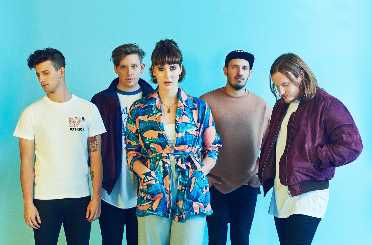 Инди поп примеры групп Fickle Friends announce new single 'Hello Hello' - premiere The Independent The 
