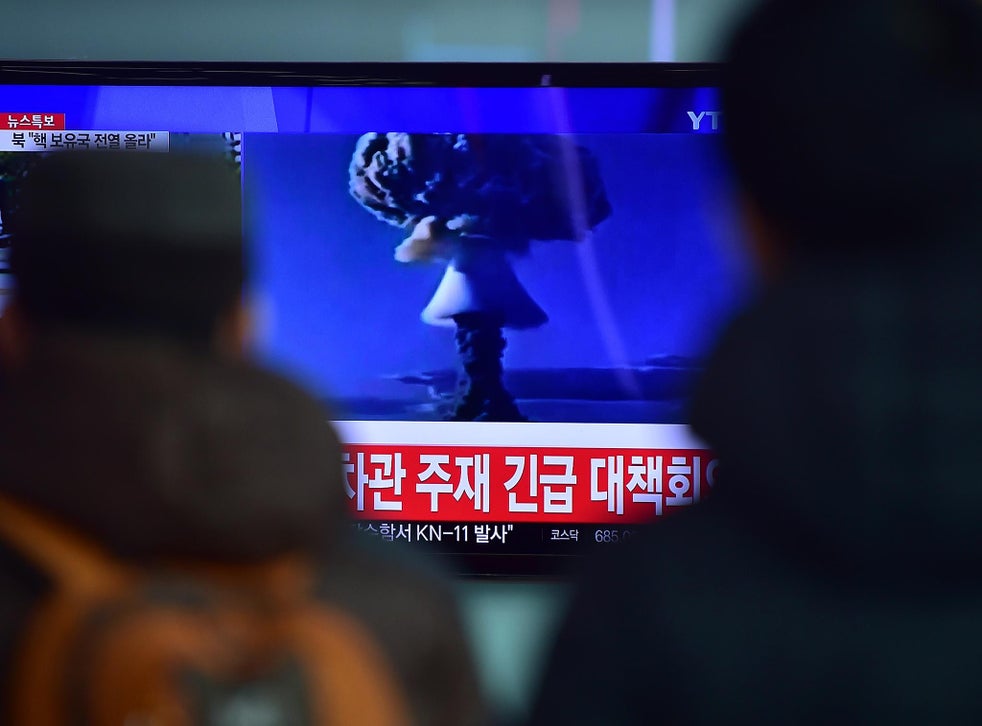 Orang-orang menonton laporan berita tentang uji bom hidrogen pertama Korea Utara