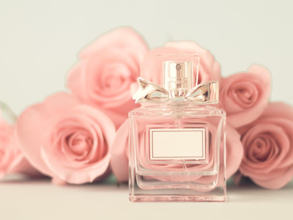 Fragrance. Красивые духи. Розовые духи с розой. Парфюм на фоне цветов. Духи на красивом фоне.