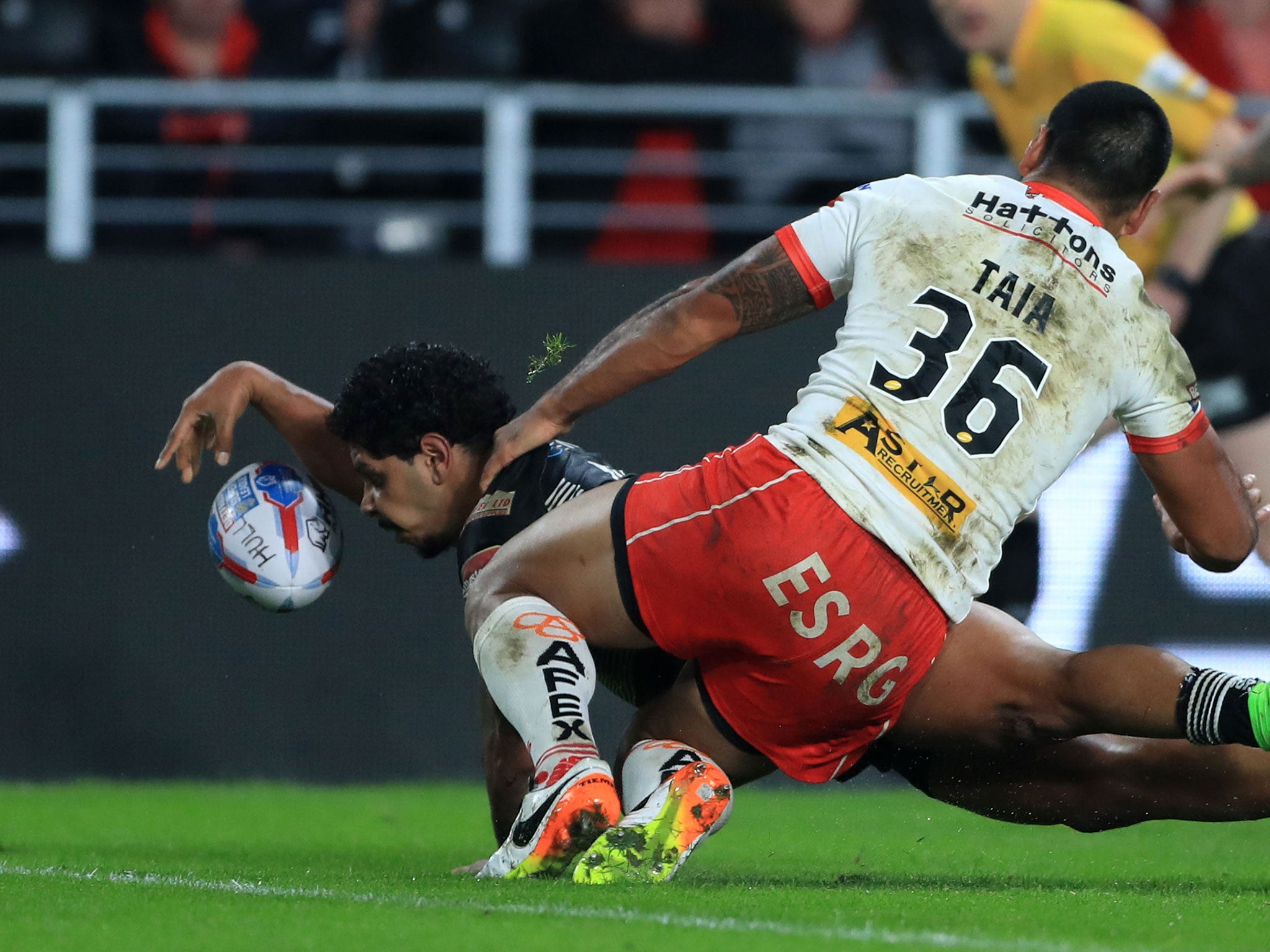 Hull FC's Albert Kelly scores his side's first try